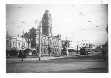 Tram No.14 travelling East, outside the Town Hall