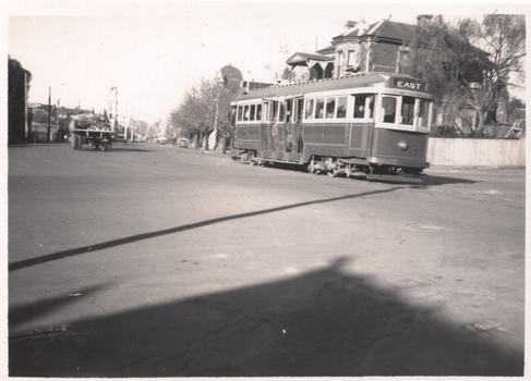 Geelong bogie 35 turning into Ryrie St from Aberdeen St,