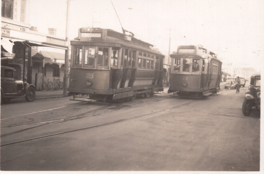 Geelong 21 and 22 crossing at the Albert St loop in Pakington St