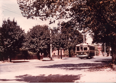 Bendigo 29 - leaving the depot