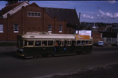 Tram 42 climbing Victoria St