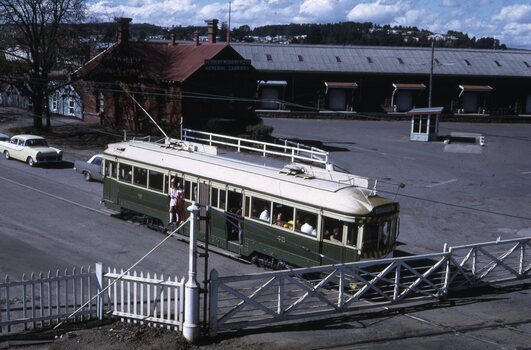 Tram 40 waiting at the railway gates.