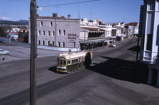 Tram 42 in Lydiard St North.