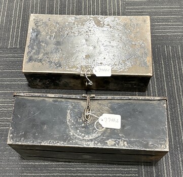 Top and side view of the tins.