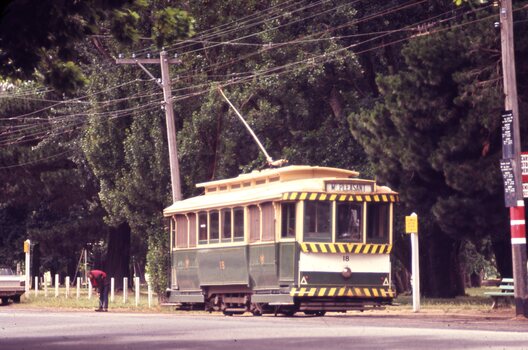 Tram 18 Wendouree Parade
