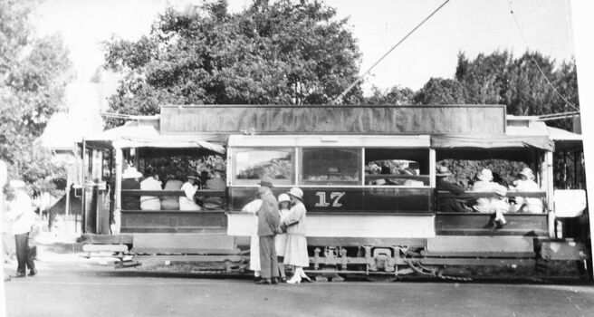ESCo tram 17 Wendouree Parade
