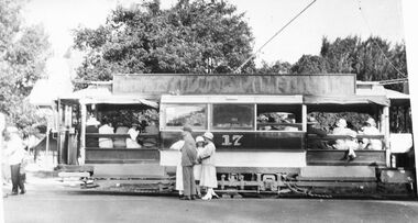 ESCo tram 17 Wendouree Parade