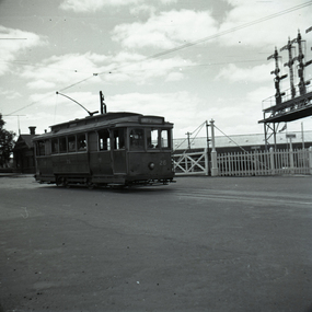 Tram 26, Lydiard St Nth level crossing