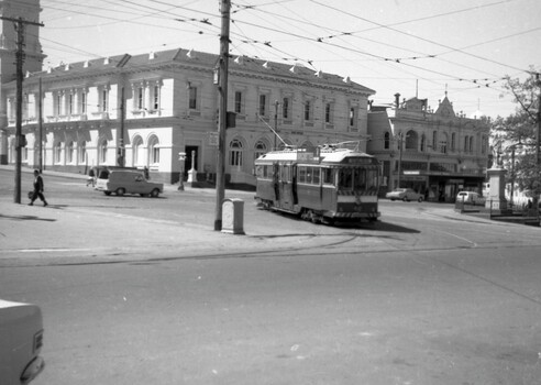 SECV Ballarat 42 turning from Lydiard St North into Sturt St.