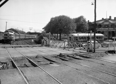 Ballarat level crossing - passenger train and tram 41