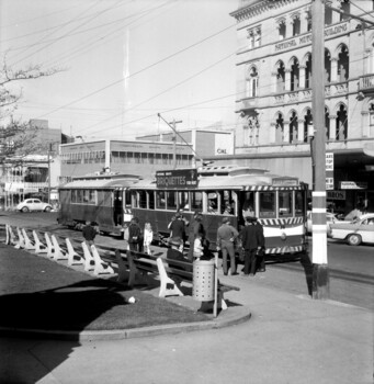 26 and 30 in Sturt St, crew change.