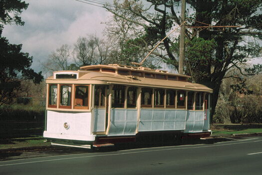 tram 28 at Carlton St