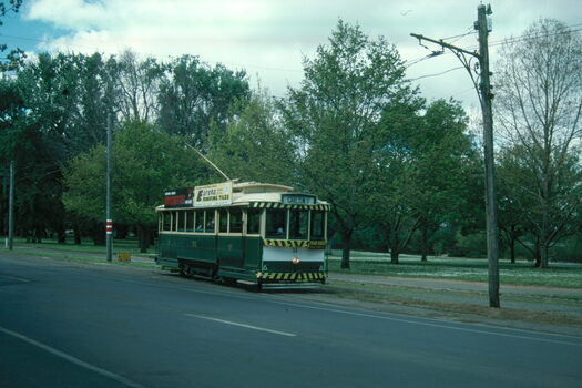 tram 33 at Gardens loop