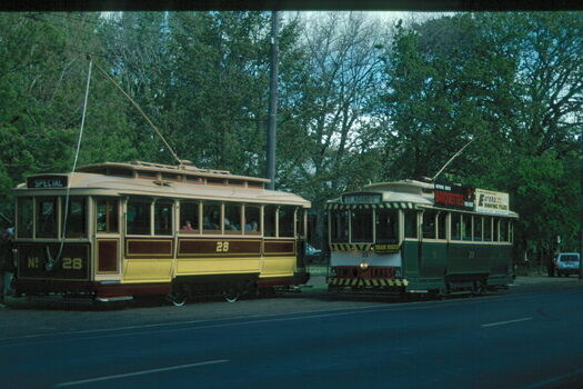 trams 33 and 28 crossing at Gardens Loop