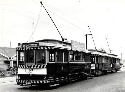 Tram No. 30 headed to the Ballarat Gardens.