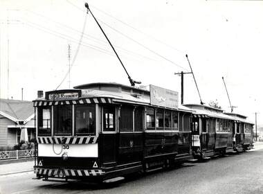 Tram No. 30 headed to the Ballarat Gardens.