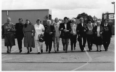 Photograph - Box Hill State School No. 2838 - Reunion 1999, Leader Newspaper Group, 1/09/1999