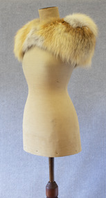 Cape, Manton's, Fur capelet