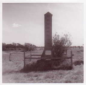A BLACK AND WHITE PHOTO OF A MONUMENT DEPICTING THE DISCOVERY OF GOLD IN CLUNES. THE MONUMENT IS SITUATED AT NORTH CLUNES AND ERECTED BY THE CLUNES IN MELBOURNE CLUB.