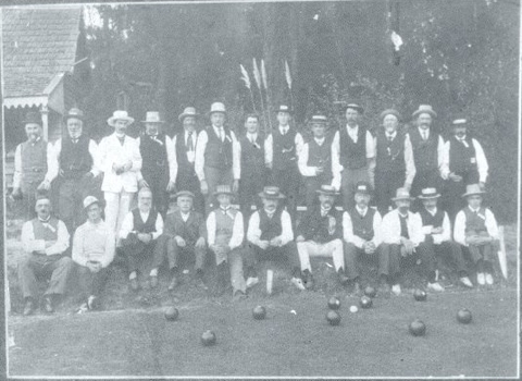 CLUNES BOWLING CLUB TEAM ASSEMBLED IN FRONT OF CLUB HOUSE