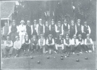CLUNES BOWLING CLUB TEAM ASSEMBLED IN FRONT OF CLUB HOUSE
