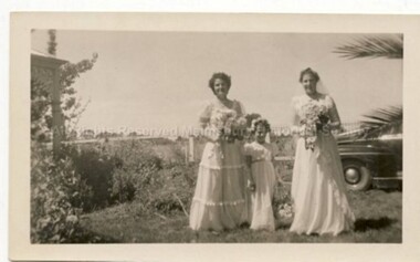 Photograph (Item), B/W Nancy Hooppell & Ivy Hooppell, Malmsbury
