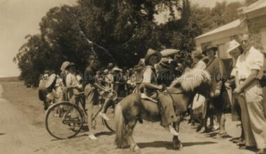 Photograph (Item), "B/W Photo Boxing Day Picnic Parade, Town Hall In Backrgound", Malmsbury c1920