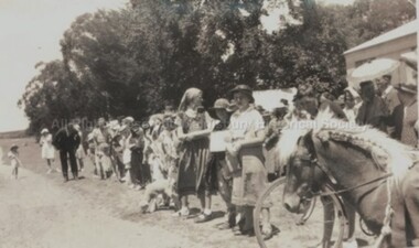 Photograph (Item), "B/W Photo Boxing Day Picnic Parade, Children", Malmsbury c1920