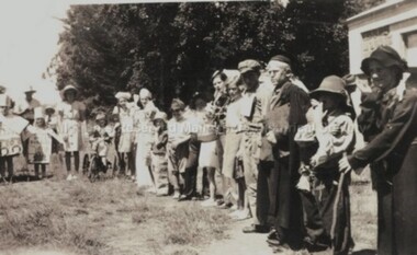 Photograph (Item), "B/W Photo Boxing Day Picnic Parade, Children", Malmsbury c1920