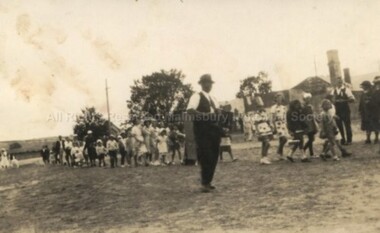 Photograph (Item), "B/W Photo Boxing Day Picnic Parade, Ellesmere Place", Malmsbury c1920