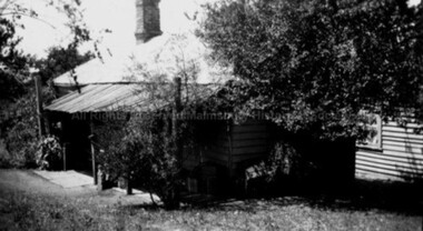 Photograph (Item), B/W House Corner Orr & Drake Sts, Malmsbury c1930s