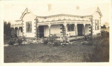 Photograph (Item), Dodd House At Malmsbury C1920 With 2 Women On Verandah, Malmsbury c1920