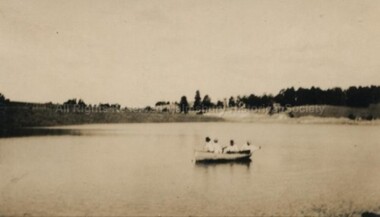 Photograph (Item), B/W Photo Of People In A Boat On Malmsbury Reservoir, Malmsbury c1920