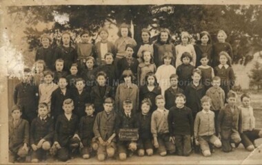 Postcard (Item), Postcard Malmsbury State School (Senior Grades?) 1922, Malmsbury c1922
