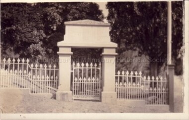 Postcard (Item), "Postcard Wwi Memorial Gates, Malmsbury 1922", Malmsbury 17/4/1922