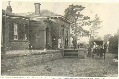 Photograph, [Sladen's in residence]