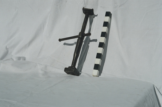 Screw Jack with metal rotating screw handle to raise and lower support.