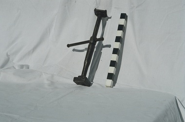 Screw Jack with metal rotating screw handle to raise and lower support.