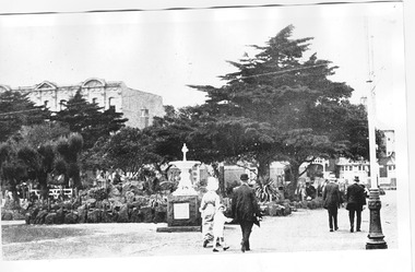 Photograph, Cleve Gardens, c. 1915-1916