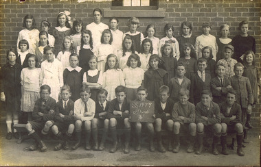 Photograph, St Kilda Primary School  Grade 6, c. 1921