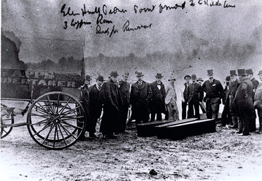 Photograph, Exhumation of Glen Huntly Pioneers, 27/08/1898