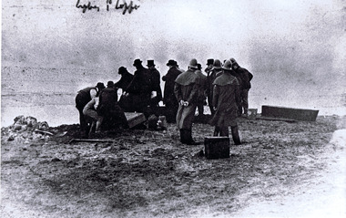 Photograph, Exhumation of Glen Huntly Pioneers, 27/08/1898