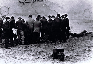Photograph, Exhumation of Glen Huntly Pioneers, 27/08/ 1898