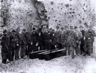 Photograph, Exhumation of Glen Huntly Pioneers, 27/08/ 1898