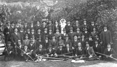 Photograph, St Kilda Rifle Club in the gardens of Ripponlea, 1914, c. 1914