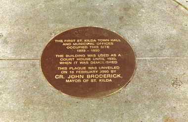 Photograph, Plaque to mark site of the first St Kilda Town Hall (1859-1890)