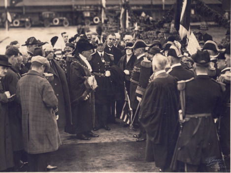 Black and white photograph of crowd and dignitaries waiting at St Kilda Pier for the arrival of the Duke and Duchess of York in 1927