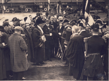 Black and white photograph of crowd and dignitaries waiting at St Kilda Pier for the arrival of the Duke and Duchess of York in 1927