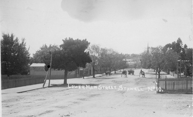 Photograph, Lower Main Street Stawell looking East c1905.  Merle Photographic Studio at Left