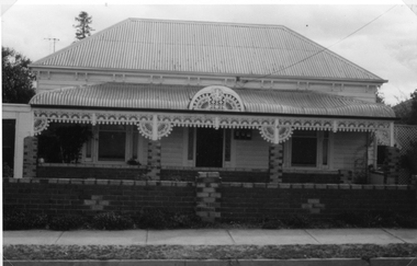 Photograph, Weatherboard House at 4 Skene St